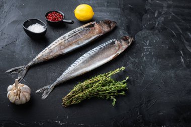 Siyah desenli arkaplan içerikli taze uskumru ve metin için boşluk.