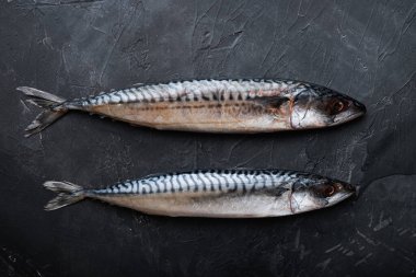 Siyah desenli arka planda iki yeni iç çamaşırı, üst manzara..