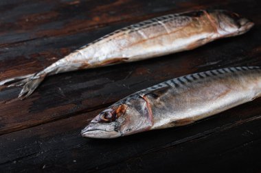 Tahta masada iki çiğ uskumru..