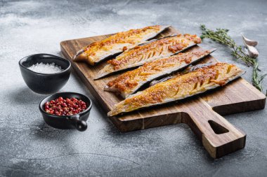 Sarımsak ve safranla terbiye edilmiş gri arka planda..