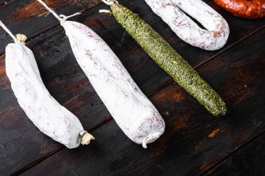 Ahşap zemin üzerinde İspanyol kuru sosisleri.