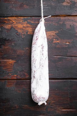 Kurumuş Longaniza sosisi eski ahşap masada, üst tarafta..