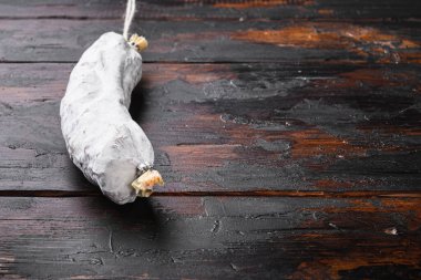 Eski ahşap masa üzerinde İspanyol kuru salçalı sosisi ve metin için yeri var..