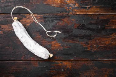 Koyu ahşap arka planda kurutulmuş salçalı İspanyol sosisi..