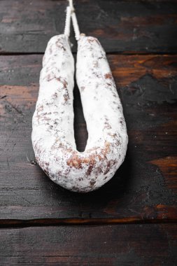 Ahşap arka planda İspanyol kuru sosisi.