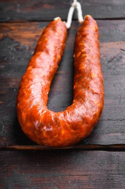 Ahşap arka planda Chorizo sosisi.