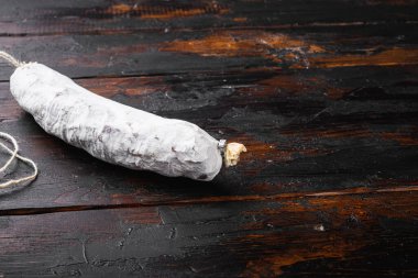 Tahta yüzeyde İspanyol kuru salçalı sosisi..