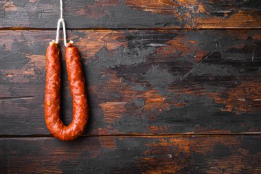Kopya alanı ile ahşap zemin üzerinde Chorizo sosisi.