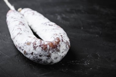 Siyah arkaplanda sosis ve metin için boşluk.