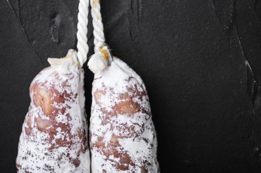 Fotokopi alanı olan siyah yüzeyde sosisli sandviç..