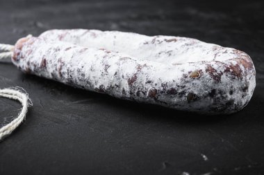 Siyah arka planda sosisli sandviç..