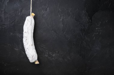 İspanyol salçunu siyah arkaplanda kurutulmuş sosis, üst görünümde metin için boşluk.