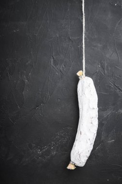 İspanyol salchichon kuru sosis siyah arkaplan üzerinde metin için boşluk ile.