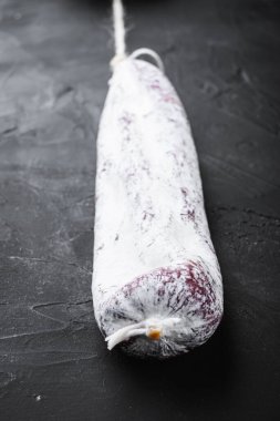 Siyah yüzeyde İspanyol geleneksel Longaniza sosisi.