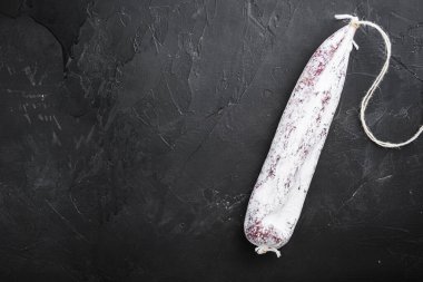 Longaniza siyah arkaplanda kurutulmuş sosis ve metin için boşluk.