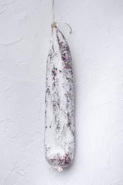 Beyaz dokulu arka planda Longaniza İspanyol salam sosisi.