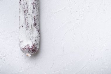 Longaniza İspanyol salam sosisi beyaz desenli arka planda kopya alanı ile.