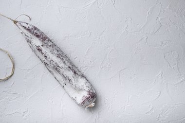 Longaniza İspanyol salam sosisi beyaz desenli arka planda kopya alanı ile.