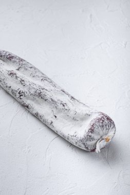 Beyaz arka planda Longaniza İspanyol salam sosisi.