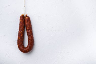 Beyaz arkaplanda İspanyol sucuğu ve metin için boşluk.