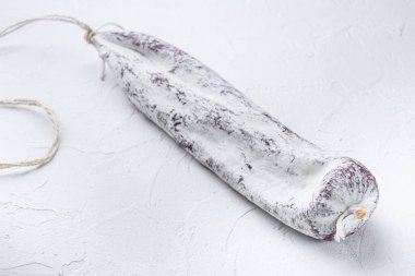 Beyaz dokulu arka planda Longaniza İspanyol salam sosisi.