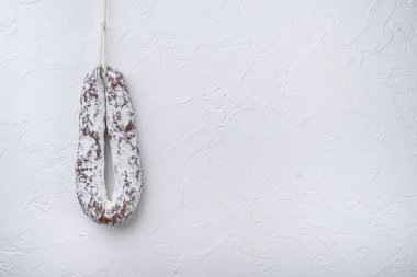 Beyaz desenli arkaplanda fotokopi alanı ile salam sosisi fueti.