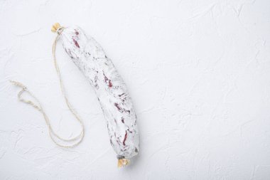 Beyaz desenli arka plan üzerinde salam sosis salçamı kopyalama alanı ile.