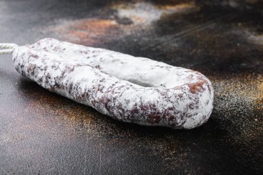 Koyu arkaplanda İspanyol salamı sosisleri.