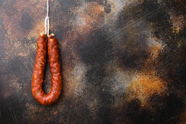 Eski metall arka planında İspanyol sucuğu salamı ve metin için yeri var.