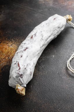 Eski metall arka planda salçalı sosis.