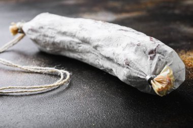 Koyu arka planda salçalı sosis..