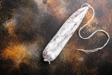 Longaniza sosisi koyu arka planda, düz yatıyordu.