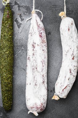 Gri arka plandaki bir raftan İspanyol salamı, üst görünüm.