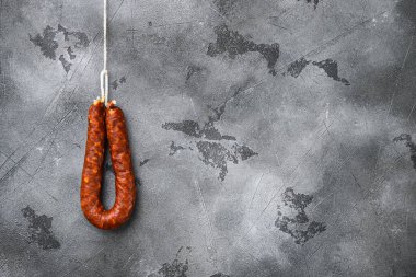 Gri arkaplanda sosisli sucuklu salam ve metin için boşluk.