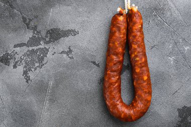 Gri arka planda İspanyol sucuk sucuğu salamı, üst görünüm.
