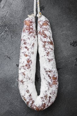 Gri arkaplanda kurutulmuş salam sosisi..