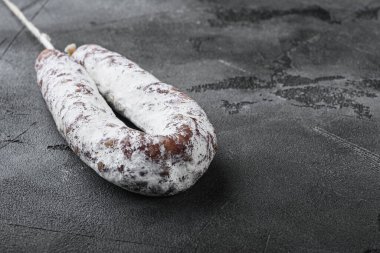 Fotokopi alanı olan gri desenli arka planda kurutulmuş salam sosisi fueti.