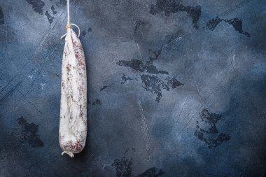 Tüm İspanyol Longaniza sosisi mavi arkaplanda, kopyalama alanı ile düz uzanır.