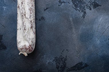 Mavi arkaplanda tüm İspanyolca longaniza beyaz sosis, metin için boşluk ile üst görünüm.