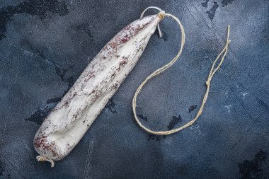 Tüm İspanyol Longaniza sosisi mavi arkaplanda.