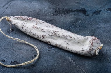 Tüm İspanyol Longaniza sosisi mavi arkaplanda.