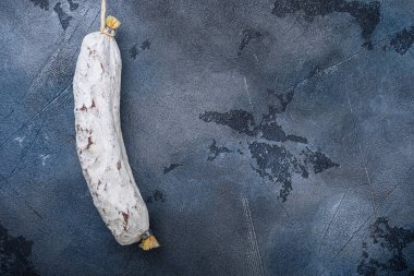 Mavi arkaplanda İspanyol salçalı sosis, fotokopi alanı ile üst görünüm.