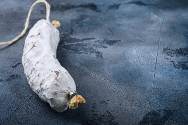 Mavi arkaplanda İspanyol salçalı sosis ve metin için yer var..