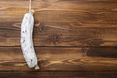 Ahşap masada salçalı sosis, üst görünümde metin için boşluk..
