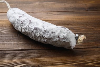 Ahşap masada salçalı sosis..