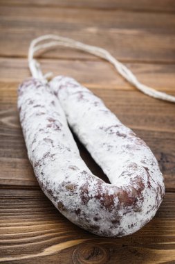 Hafif ahşap zemin üzerinde beyaz mayalanmış sosis..
