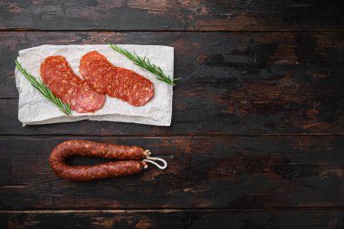 Chorizo, İspanyol geleneksel sosisi eski ahşap masa üzerinde dilimlenmiş, fotokopi alanı ile düzleştirilmiş..