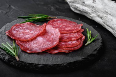 Kurumuş, bütün ve dilimlenmiş siyah desenli sosis dilimleri..