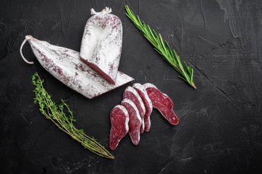 Longaniza, geleneksel salam siyah desenli yüzey üzerinde İspanyol sosisi, üst görünümü metin için alan.