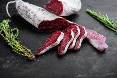 Longaniza, geleneksel salam siyah desenli yüzeyde İspanyol sosisi.